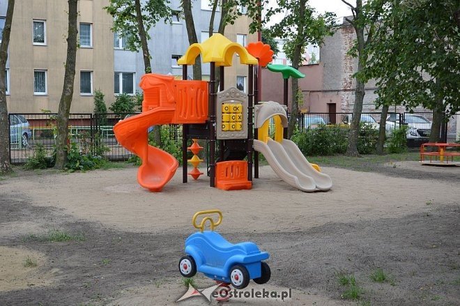 Nowy plac zabaw przy Przedszkolu Miejskim nr 10 w Ostrołęce [10.06.2016] - zdjęcie #11 - eOstroleka.pl