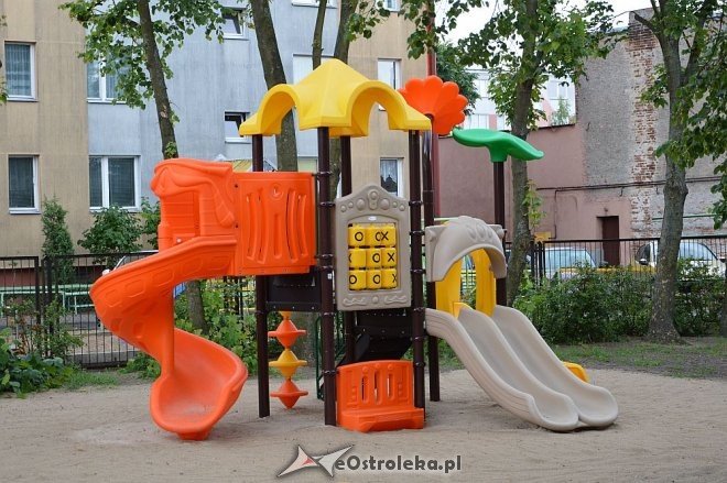 Nowy plac zabaw przy Przedszkolu Miejskim nr 10 w Ostrołęce [10.06.2016] - zdjęcie #12 - eOstroleka.pl