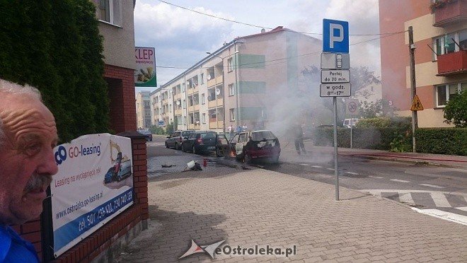 Ostrołęka: Przy ulicy Orzeszkowej spłonął osobowy fiat [14.06.2016] - zdjęcie #2 - eOstroleka.pl