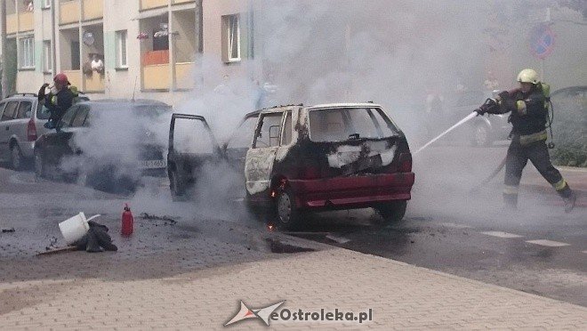 Ostrołęka: Przy ulicy Orzeszkowej spłonął osobowy fiat [14.06.2016] - zdjęcie #3 - eOstroleka.pl