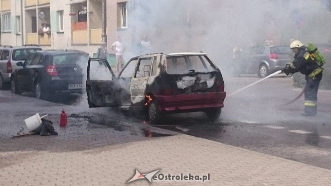 Ostrołęka: Przy ulicy Orzeszkowej spłonął osobowy fiat [14.06.2016] - zdjęcie #4 - eOstroleka.pl