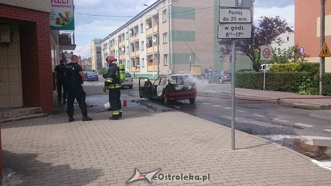 Ostrołęka: Przy ulicy Orzeszkowej spłonął osobowy fiat [14.06.2016] - zdjęcie #6 - eOstroleka.pl