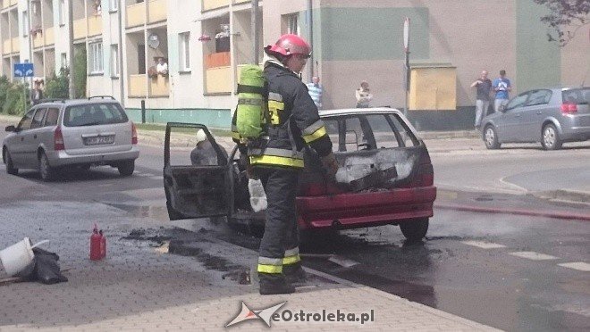 Ostrołęka: Przy ulicy Orzeszkowej spłonął osobowy fiat [14.06.2016] - zdjęcie #7 - eOstroleka.pl