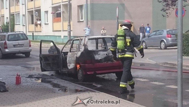 Ostrołęka: Przy ulicy Orzeszkowej spłonął osobowy fiat [14.06.2016] - zdjęcie #8 - eOstroleka.pl