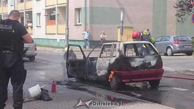 Ostrołęka: Przy ulicy Orzeszkowej spłonął osobowy fiat [14.06.2016] - zdjęcie #9 - eOstroleka.pl