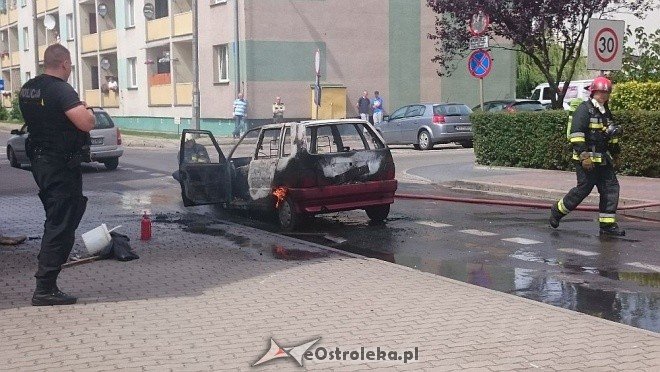 Ostrołęka: Przy ulicy Orzeszkowej spłonął osobowy fiat [14.06.2016] - zdjęcie #11 - eOstroleka.pl