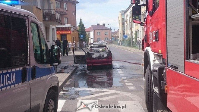 Ostrołęka: Przy ulicy Orzeszkowej spłonął osobowy fiat [14.06.2016] - zdjęcie #12 - eOstroleka.pl
