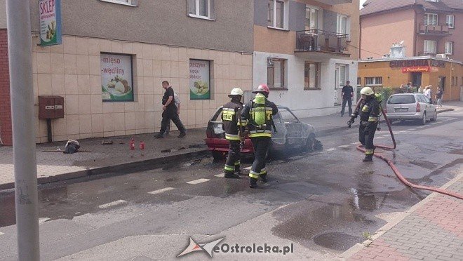 Ostrołęka: Przy ulicy Orzeszkowej spłonął osobowy fiat [14.06.2016] - zdjęcie #16 - eOstroleka.pl