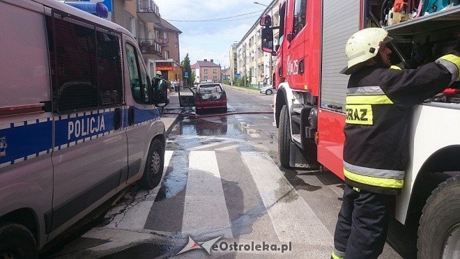 Ostrołęka: Przy ulicy Orzeszkowej spłonął osobowy fiat [14.06.2016] - zdjęcie #19 - eOstroleka.pl