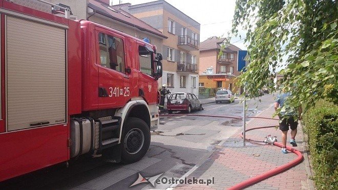 Ostrołęka: Przy ulicy Orzeszkowej spłonął osobowy fiat [14.06.2016] - zdjęcie #20 - eOstroleka.pl