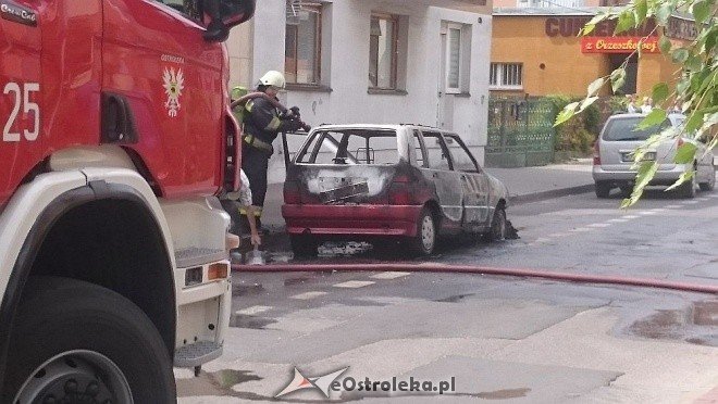 Ostrołęka: Przy ulicy Orzeszkowej spłonął osobowy fiat [14.06.2016] - zdjęcie #21 - eOstroleka.pl