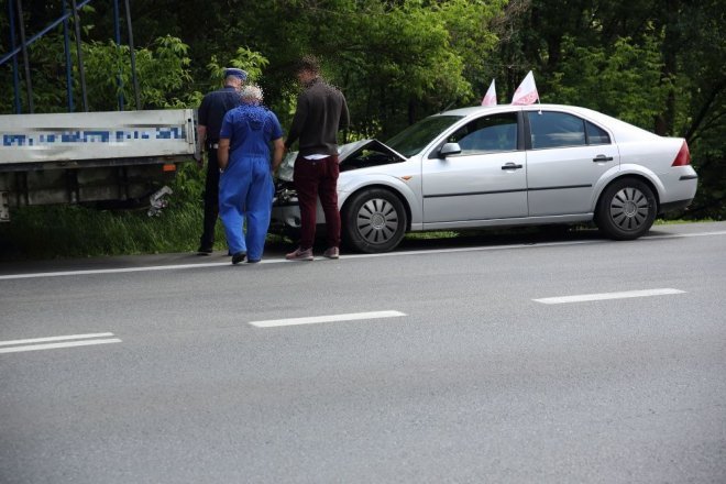 Zderzenie busa z osobówką przy Warszawskiej [16.06.2016] - zdjęcie #2 - eOstroleka.pl