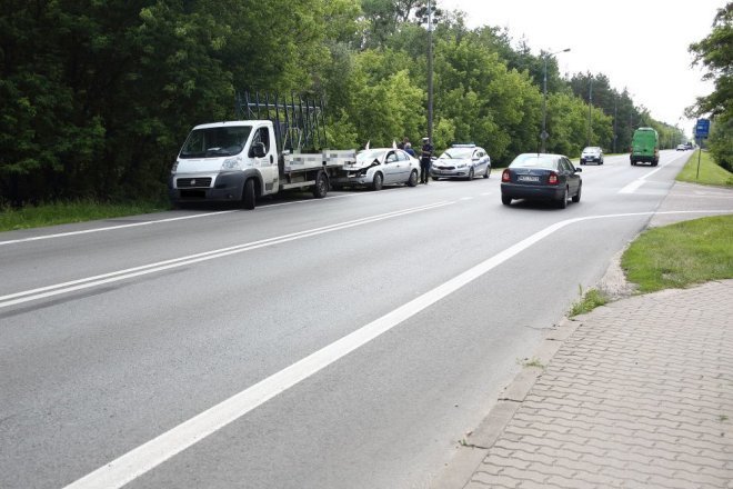 Zderzenie busa z osobówką przy Warszawskiej [16.06.2016] - zdjęcie #4 - eOstroleka.pl