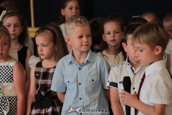 Zakończenie roku szkolnego w oddziałach przedszkolnych Szkoły Podstawowej nr 6 [23.06.2016] - zdjęcie #49 - eOstroleka.pl