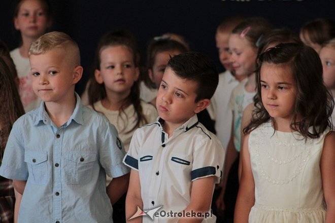 Zakończenie roku szkolnego w oddziałach przedszkolnych Szkoły Podstawowej nr 6 [23.06.2016] - zdjęcie #44 - eOstroleka.pl