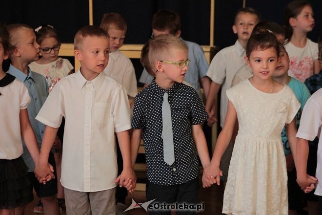 Zakończenie roku szkolnego w oddziałach przedszkolnych Szkoły Podstawowej nr 6 [23.06.2016] - zdjęcie #10 - eOstroleka.pl