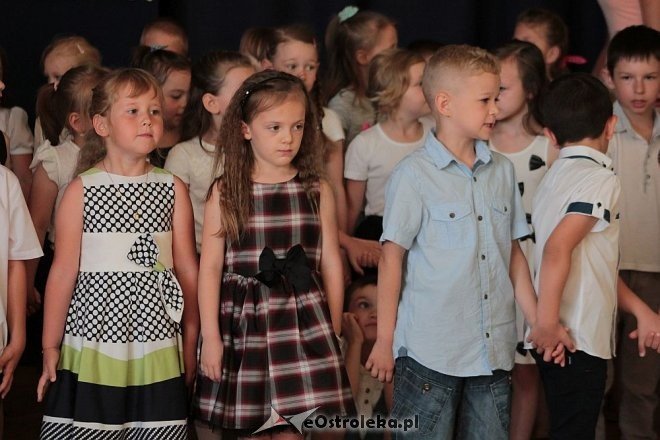 Zakończenie roku szkolnego w oddziałach przedszkolnych Szkoły Podstawowej nr 6 [23.06.2016] - zdjęcie #7 - eOstroleka.pl