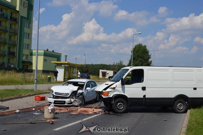Czołowe zderzenie przy al. Jana Pawła II [02.07.2016] - zdjęcie #1 - eOstroleka.pl