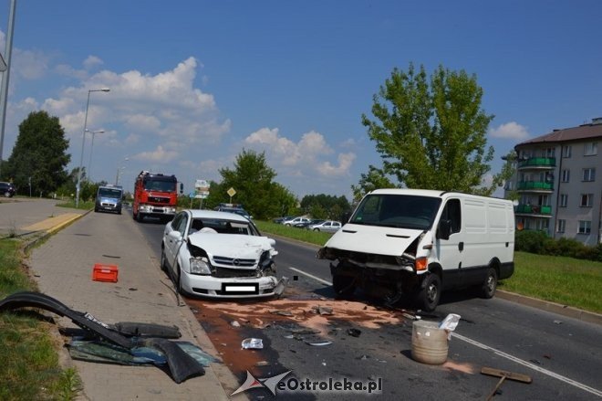 Czołowe zderzenie przy al. Jana Pawła II [02.07.2016] - zdjęcie #9 - eOstroleka.pl