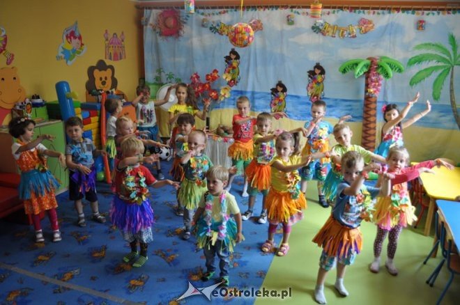 Dzień Hawajski w Punkcie Przedszkolnym Kangurek [18.07.2016] - zdjęcie #35 - eOstroleka.pl