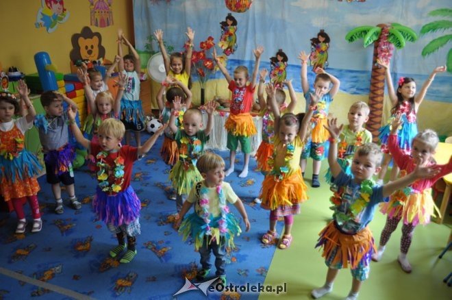 Dzień Hawajski w Punkcie Przedszkolnym Kangurek [18.07.2016] - zdjęcie #31 - eOstroleka.pl