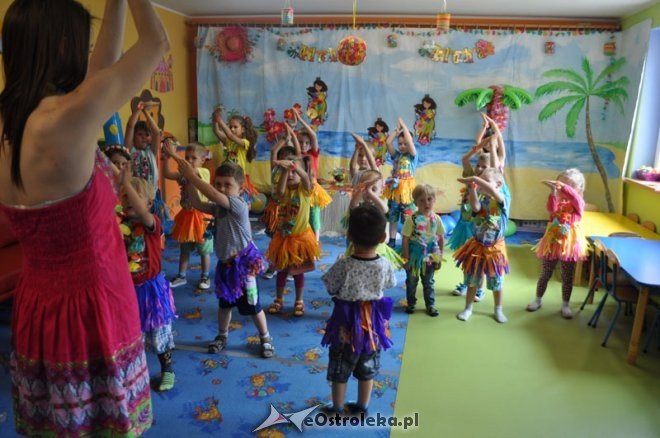Dzień Hawajski w Punkcie Przedszkolnym Kangurek [18.07.2016] - zdjęcie #26 - eOstroleka.pl