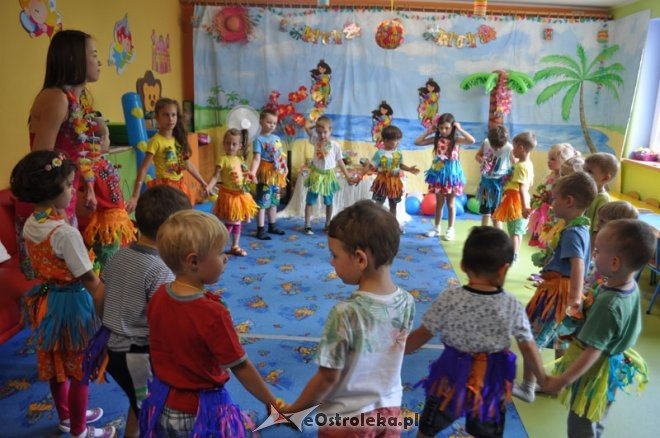 Dzień Hawajski w Punkcie Przedszkolnym Kangurek [18.07.2016] - zdjęcie #24 - eOstroleka.pl