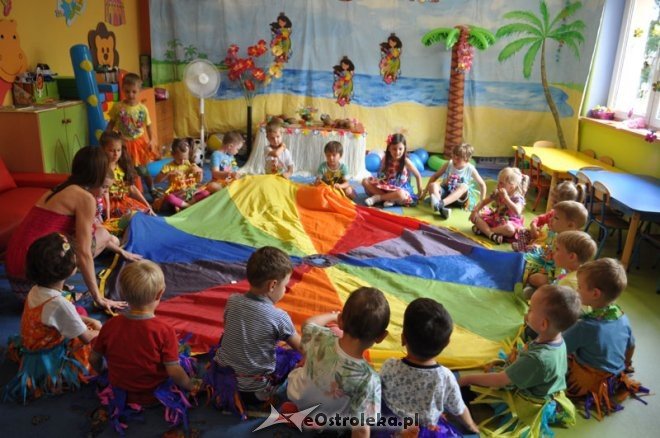Dzień Hawajski w Punkcie Przedszkolnym Kangurek [18.07.2016] - zdjęcie #23 - eOstroleka.pl
