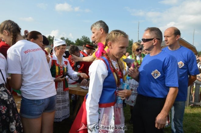 Światowy Zlot Młodzieży Kurpiowskiej - rekord Guinnessa [24.07.2016] - zdjęcie #60 - eOstroleka.pl