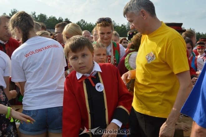 Światowy Zlot Młodzieży Kurpiowskiej - rekord Guinnessa [24.07.2016] - zdjęcie #40 - eOstroleka.pl