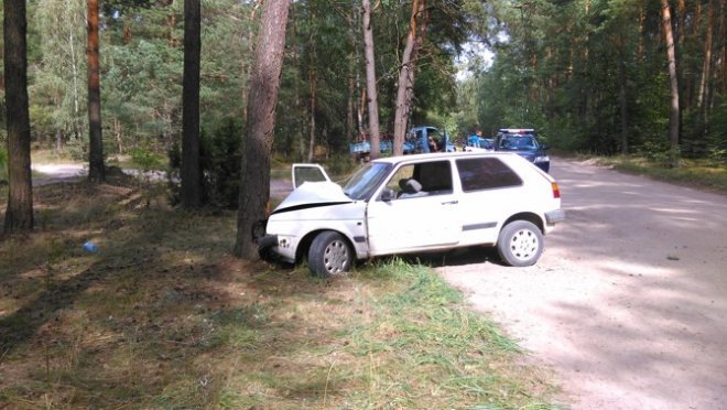 Wypadek w Zalesiu: VW golf wbił się czołowo w drzewo [27.07.2016] - zdjęcie #1 - eOstroleka.pl