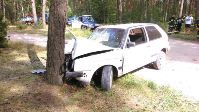 Wypadek w Zalesiu: VW golf wbił się czołowo w drzewo [27.07.2016] - zdjęcie #2 - eOstroleka.pl