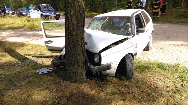 Wypadek w Zalesiu: VW golf wbił się czołowo w drzewo [27.07.2016] - zdjęcie #3 - eOstroleka.pl