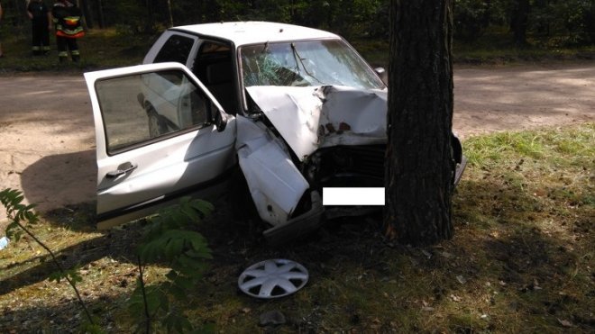 Wypadek w Zalesiu: VW golf wbił się czołowo w drzewo [27.07.2016] - zdjęcie #5 - eOstroleka.pl