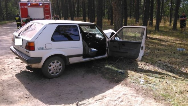Wypadek w Zalesiu: VW golf wbił się czołowo w drzewo [27.07.2016] - zdjęcie #7 - eOstroleka.pl