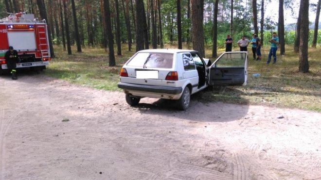 Wypadek w Zalesiu: VW golf wbił się czołowo w drzewo [27.07.2016] - zdjęcie #8 - eOstroleka.pl