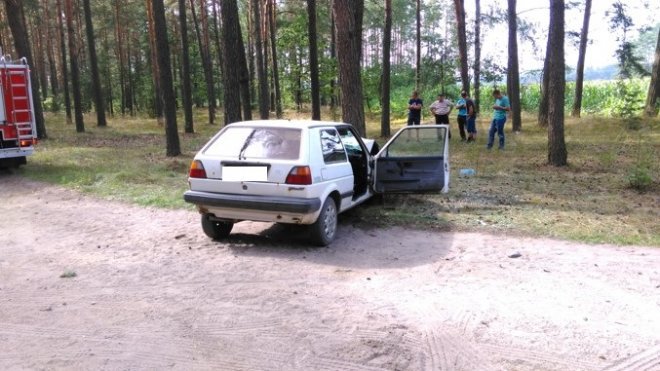 Wypadek w Zalesiu: VW golf wbił się czołowo w drzewo [27.07.2016] - zdjęcie #9 - eOstroleka.pl