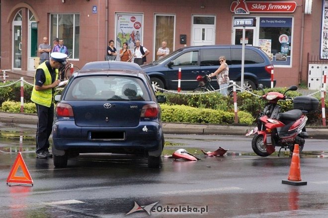 Zderzenie toyoty i skutera na skrzyżowaniu ulic 11 Listopada i Hallera [28.07.2016] - zdjęcie #2 - eOstroleka.pl