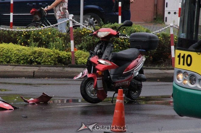 Zderzenie toyoty i skutera na skrzyżowaniu ulic 11 Listopada i Hallera [28.07.2016] - zdjęcie #3 - eOstroleka.pl