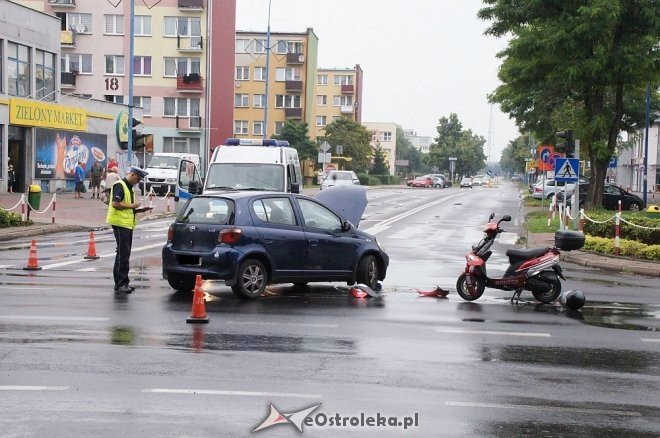 Zderzenie toyoty i skutera na skrzyżowaniu ulic 11 Listopada i Hallera [28.07.2016] - zdjęcie #4 - eOstroleka.pl