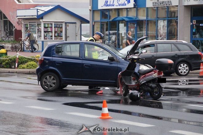 Zderzenie toyoty i skutera na skrzyżowaniu ulic 11 Listopada i Hallera [28.07.2016] - zdjęcie #13 - eOstroleka.pl