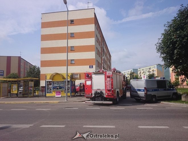 Ostrołęka: Strażacka interwencja w bloku przy Gorbatowa [29.07.2016] - zdjęcie #8 - eOstroleka.pl
