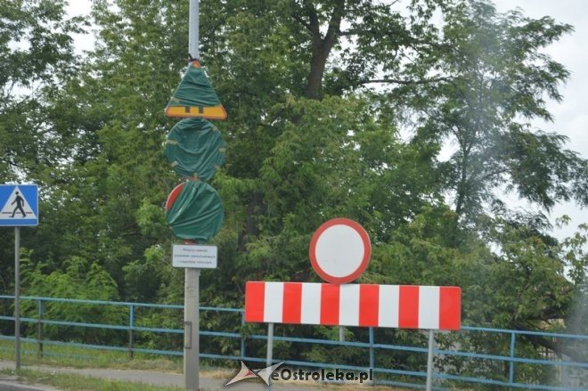 Ostatnie przygotowania do zamknięcia starego mostu [29.07.2016] - zdjęcie #2 - eOstroleka.pl