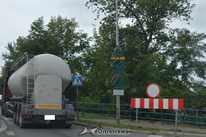 Ostatnie przygotowania do zamknięcia starego mostu [29.07.2016] - zdjęcie #20 - eOstroleka.pl