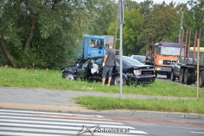Kolejny wypadek na skrzyżowaniu Bohaterów Westerplatte i Kołobrzeskiej [09.08.2016] - zdjęcie #4 - eOstroleka.pl