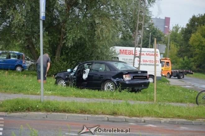 Kolejny wypadek na skrzyżowaniu Bohaterów Westerplatte i Kołobrzeskiej [09.08.2016] - zdjęcie #8 - eOstroleka.pl