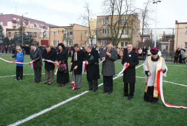 Oficjalne otwarcie Orlika przy SP 6 (27.11.09) - zdjęcie #98 - eOstroleka.pl