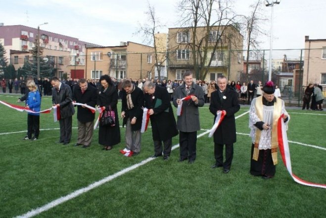 Oficjalne otwarcie Orlika przy SP 6 (27.11.09) - zdjęcie #97 - eOstroleka.pl