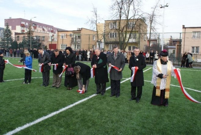 Oficjalne otwarcie Orlika przy SP 6 (27.11.09) - zdjęcie #96 - eOstroleka.pl