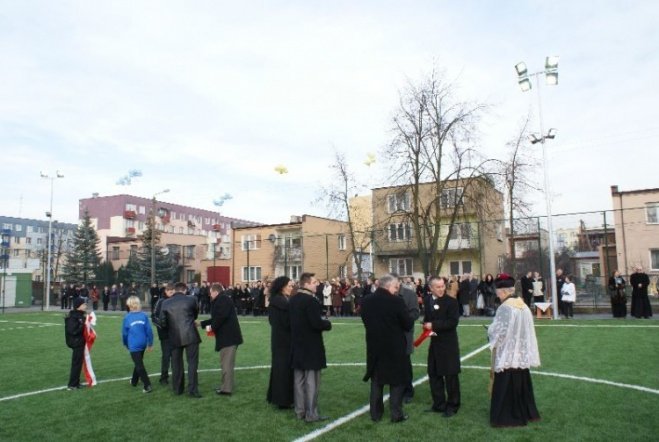 Oficjalne otwarcie Orlika przy SP 6 (27.11.09) - zdjęcie #93 - eOstroleka.pl